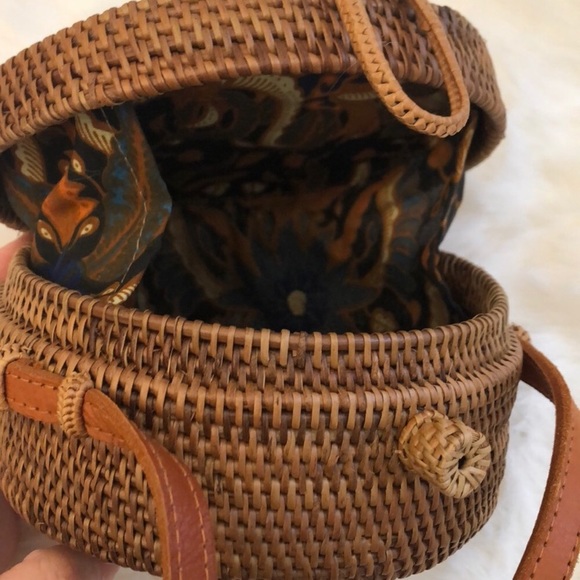 Brand new-Round rattan purse with leather strap. - Picture 5 of 8